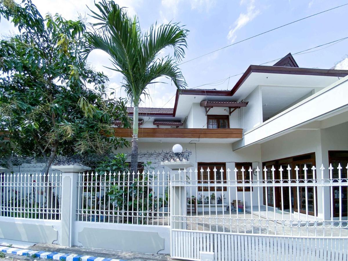 RedDoorz Syariah @ Simpang Borobudur Blimbing  Bagian luar foto