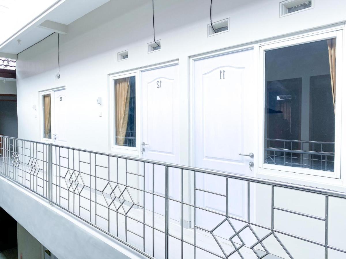 RedDoorz Syariah @ Simpang Borobudur Blimbing  Bagian luar foto
