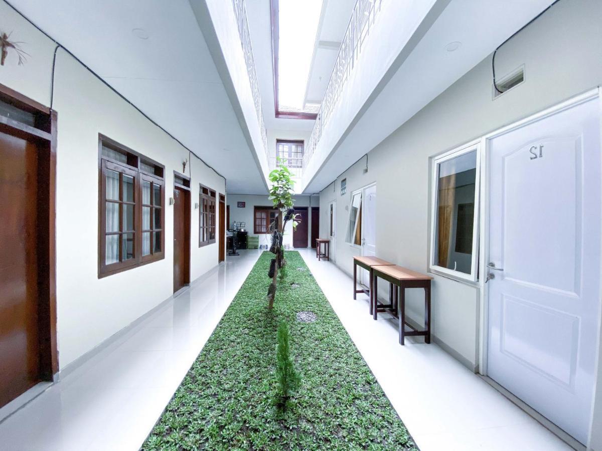 RedDoorz Syariah @ Simpang Borobudur Blimbing  Bagian luar foto